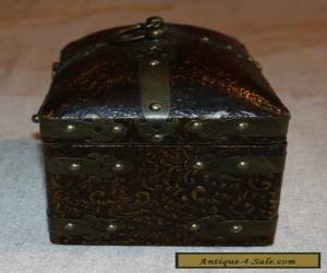Item COLLECTIBLE LINED AND LACQUERED WOODEN BOX WITH BRASS ACCESSORIES/CATCH for Sale