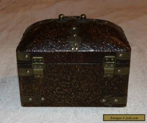 Item COLLECTIBLE LINED AND LACQUERED WOODEN BOX WITH BRASS ACCESSORIES/CATCH for Sale