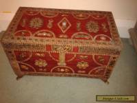  ORNATE ANTIQUE WOODEN JEWELLERY / TRINKET BOX WITH BRASS ORNATE