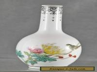 Beautiful Vintage Hand Painted Chinese Porcelain Decorative Small Vase